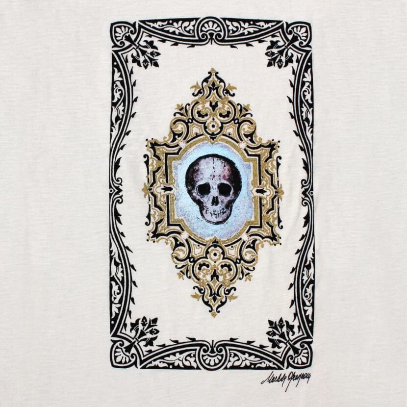 T-shirt blanc Michèle Grosjean artiste belge, « Vanité », 2016, acrylique sur reliure ancienne
